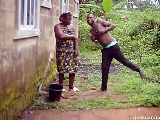 O gospodină africană primește o ejaculare după ce a fost pătrunsă de cumnatul ei în curtea din spate