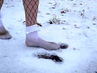 У снежној фетиш снимци на високим потпетицама и лубавим чарапама