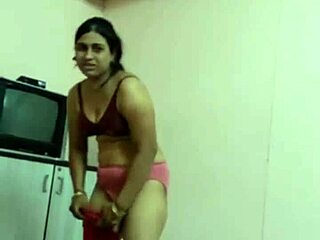 Aunty's Satisfying Encounter in High Definition Hotel Room