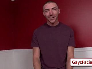 Schwulen in einer schwulen Hardcore-Bukkake-Party