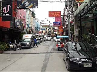 La beauté asiatique: la rue piétonne de Pattaya