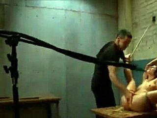 Wielokrotne orgazmy pod torturą łechtaczki