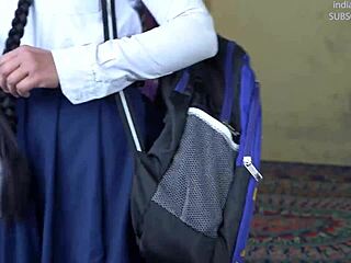 Una studentessa indiana viene scopata da uno scolaro con un chiaro audio in hindi
