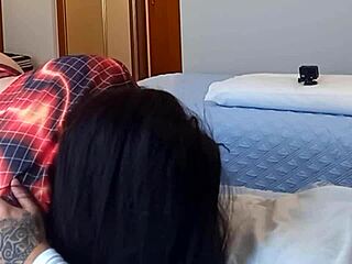 Una seducente adolescente con un grosso culo e le tette naturali fa un pompino in una stanza d'albergo