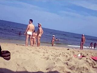 헐벗은 게이 해변에서의 숨겨진 카메라 액션 모음