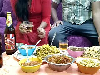 Μια Ινδή υπηρέτρια χτυπιέται ενώ τρώει σε ένα σπιτικό βίντεο