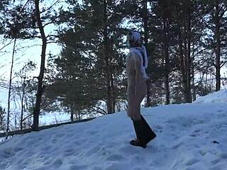 אוסף פטיש חובב רוסי עם מקלחת זהובה ושתן על שלג לבן