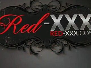 Red Xxx, eine haarlose MILF, neckt in ihren Lederstiefeln