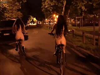 Nuditet i allmänhet: Naken cykeltur på stadens gator - Dollscult