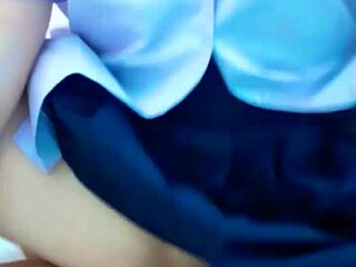 Jovem estudante tailandesa tem sua boceta apertada fodida pelo pau duro de um amigo neste vídeo caseiro