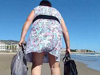 Egy kövér, kettétört bugyival rendelkező nő szoknyája alatt nyilvánosan mutogat