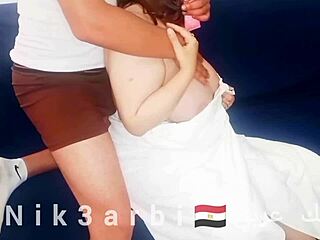 Ramy, seorang ibu Mesir amatir, menerima pijat payudara alami yang besar dari teman anaknya