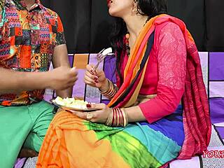 Hermano y hermana adoptivos indios se involucran en conversaciones sucias durante el sexo anal