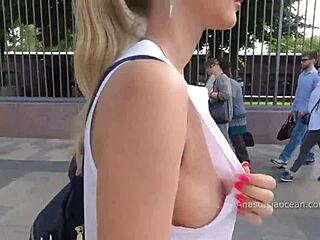 Natürliche Brüste springen, wenn ein russisches Mädchen in der Öffentlichkeit aufscheint