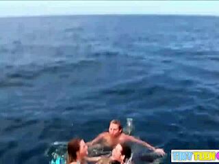 Teenager-Lesben genießen es, im Freien auf einem Boot zu lecken und zu fingern