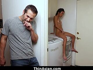 Petite belle-soeur asiatique surprise en train de se faire plaisir sur une machine à laver - thinasian