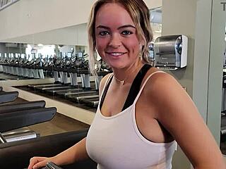 Alexis Kays dengan payudara besar dan kecantikannya yang alami ditelan air mani di gym umum