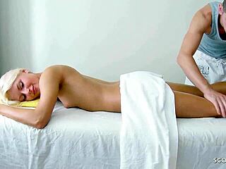 Un masajista seduce a un joven amateur para tener sexo duro en un salón de masajes