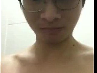 Азиатский мужчина с большим членом любит принимать душ