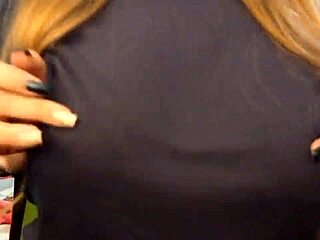 십대 소녀가 자연스러운 큰 가슴으로 자만하는 소프트 코어 솔로 비디오