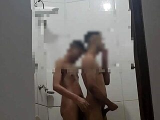 浴室で新しいゲイが自分の性的欲求を探求する