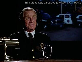 שוטר טיפש מקבל הפתעה מגעילה בסרטון פורנו גיי וינטאג'י זה