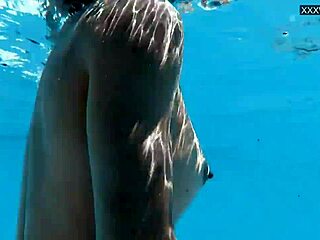 Xxxwater представляет потрясающую блондинку по имени Зази Скимм в видео сольной мастурбации