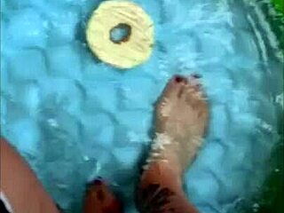 Соло гей видео: Мои ноги у бассейна с морщинами, чтобы доставить ему удовольствие