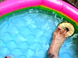 Solo gay video: Mijn voeten bij het zwembad met rimpels om hem te plezieren