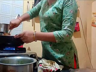 Grote kont Indiase vrouw wordt geneukt tijdens het koken