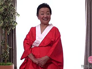 الجدة اليابانية يوكو أوغاساوارا تعطي تدليك حسي لشاب لا يستطيع مقاومة جسدها الجذاب
