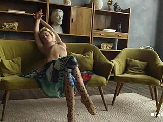 Duże piersi gimnastyczki Lary Frost pokazują swoją elastyczność w solowym filmie analnym