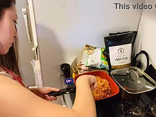 Amatőr pár omurice-t készít egy házi videóban