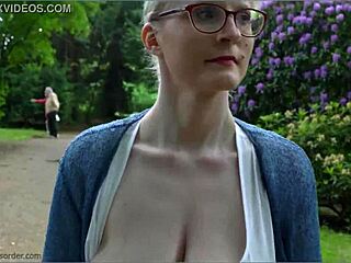 Gros seins naturels dévoilés en public