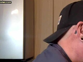 Un papà gay viene scopato da un cazzo nero in un video fatto in casa.