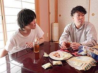 Una donna matura giapponese tradisce il marito con l'amico di suo figlio