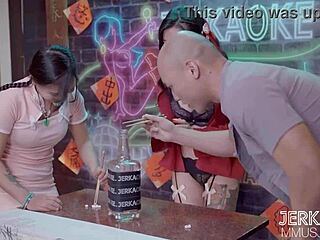 Monsterkuk och hardcore action med den kinesiska tatueringsmodellen Su Nian Jin