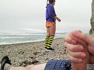 Křivá MILFka dostane svou kundičku vymrdanou na pláži náhodným chlapem