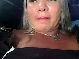 Tess o memamerkan vaginanya yang seksi di atas bus di Rio de Janeiro