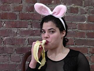 Фетиш Рокси на бананы и кроличьи уши
