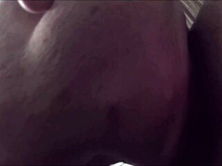 Idoso excitado desfruta de sexo anal negro e prazer oral