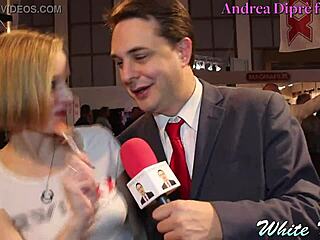 Andrea Dipre cieszy się erotyczną zabawą cyckami z białą pięknością