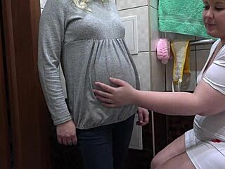 En kurvet smuk kvinde i gummihandsker udfører en intim undersøgelse af en gravid MILF i en hjemmelavet fetish video