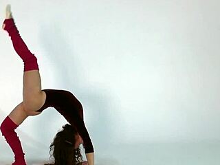 Penari balet Kroasia yang fleksibel memamerkan keterampilan akrobatiknya