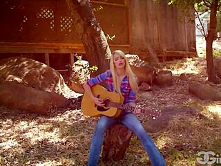 국가 스타 케나 제임스가 이 비디오에서 그녀의 음악적, 성적 재능을 선보입니다