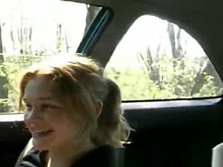Кристин Янг, 18-летняя блондинка, наслаждается собой в машине
